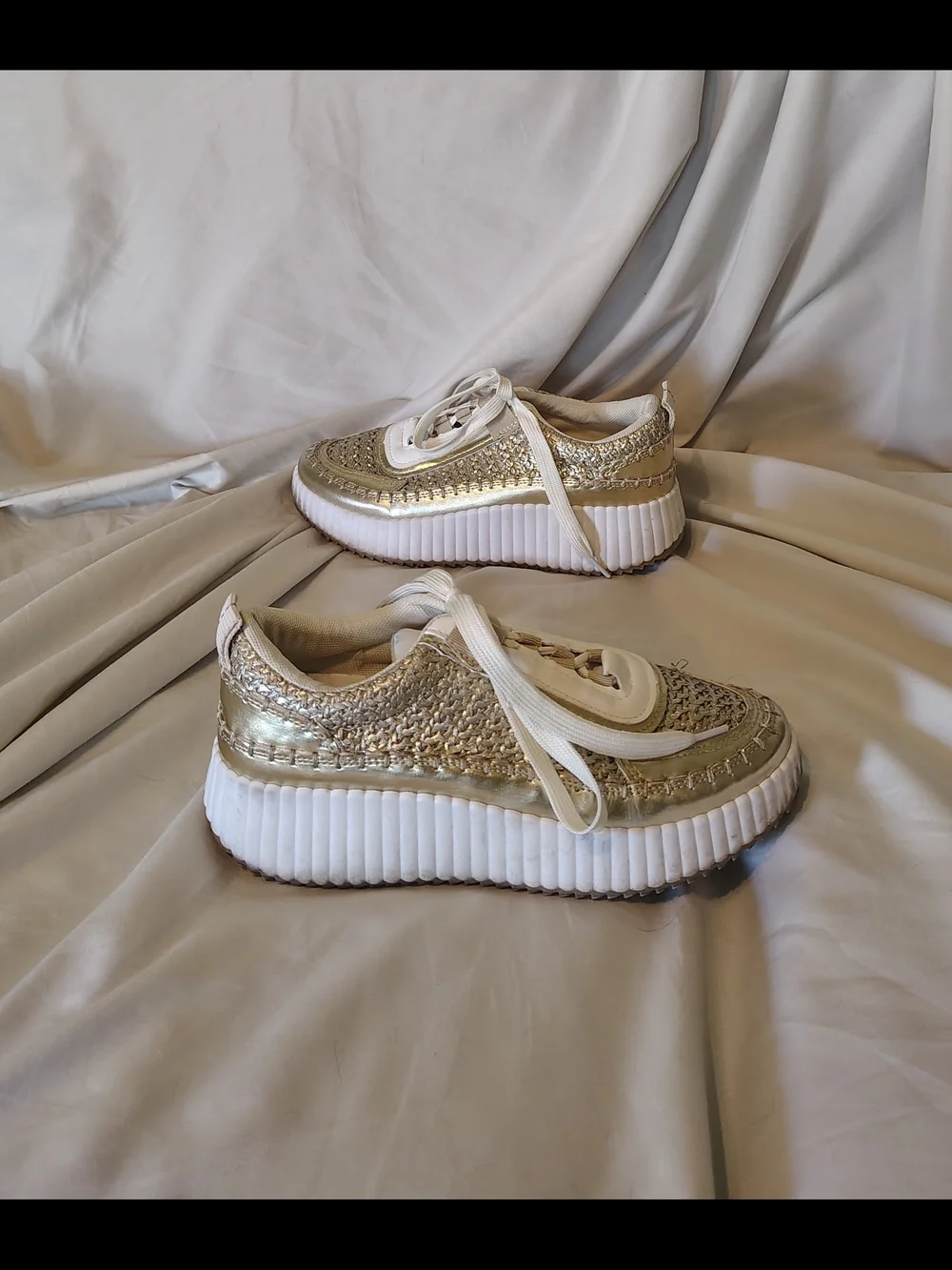 Ladies Size 7 Dolce Vita Dolen Inspired 90's Y2K Style Tending Metallic Sneakers